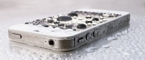 Vi è caduto lo smartphone nel water? Questa infografica vi spiegherà come salvarlo!
