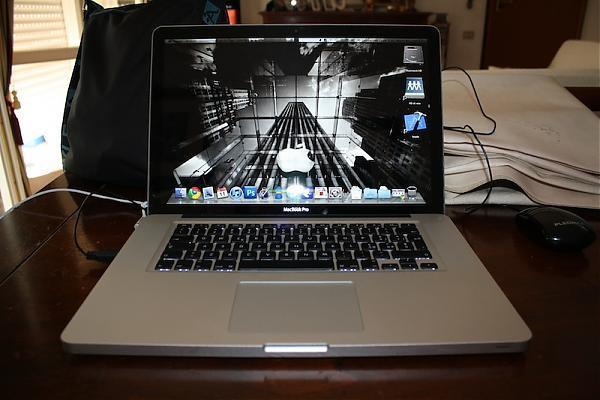 Eccolo... Il mio MacBook Pro da 15" con processore Intel i5 da 2,4 GHz con 4Gb di Ram e scheda video nVidia Gt 330M con 256 Mb di VRam e 320Gb di HD con Snow Leopard
Sullo sfondo l'Apple Store della 5a strada a New York :)