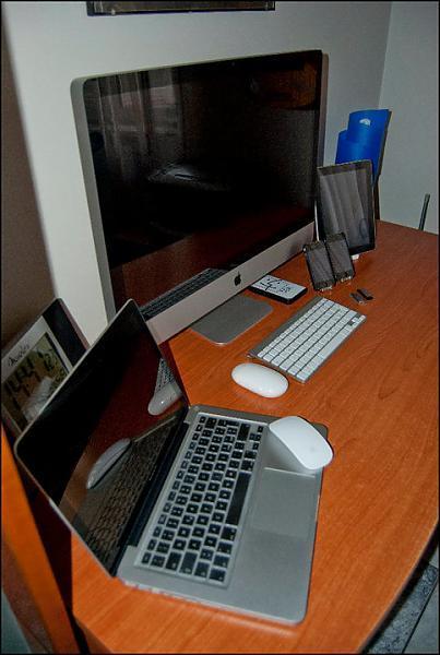 iMac 27" - MacBook Pro 13" - 2x iPhone 4 32gb - 2x iPod Shuffle - iPad 16 gb wi-fi - Magic Mouse - Mighty Mouse