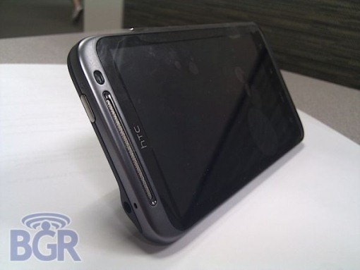 HTC lavora a un terminale misterioso con schermo da 4,3 pollici e fotocamera da 8 mp per contrastare iPhone 4 2