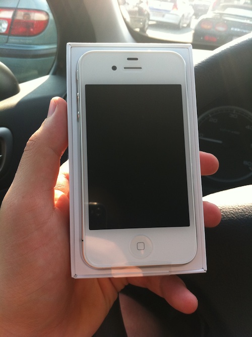 Arrivano le prime immagini dell'unboxing dell'iPhone 4 bianco 2