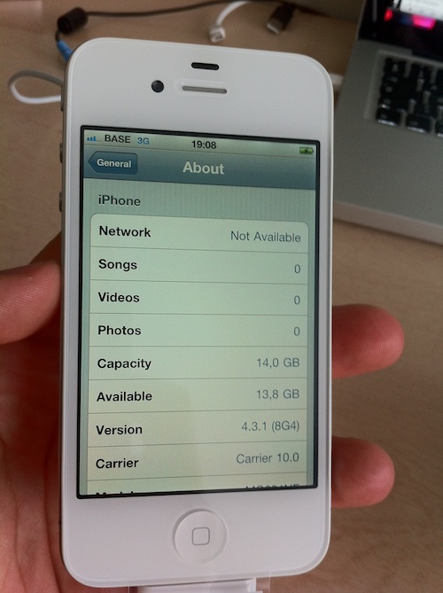 Arrivano le prime immagini dell'unboxing dell'iPhone 4 bianco 3