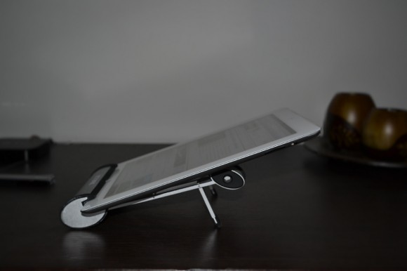 Icy Box IB-i002, un elegante stand per iPad 3