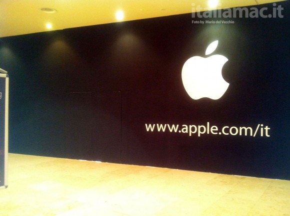 Lavori all'Apple Store di Caserta, spunta la mela 2
