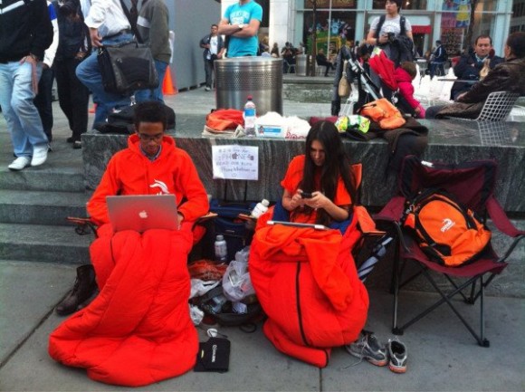 Due ragazzi Americani in fila da 15 giorni per l'iPhone 4S 2