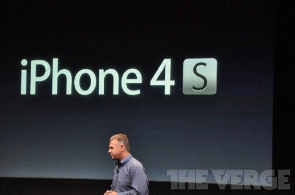 Il nuovo device di Apple è l'iPhone 4S 1
