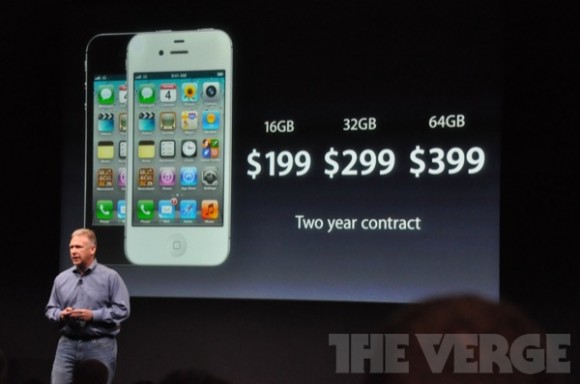 Il nuovo device di Apple è l'iPhone 4S 6