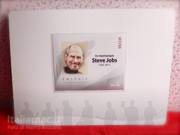 Le foto dal vero del francobollo commemorativo di Steve Jobs della Magyar Posta, il servizio postale ungherese 6