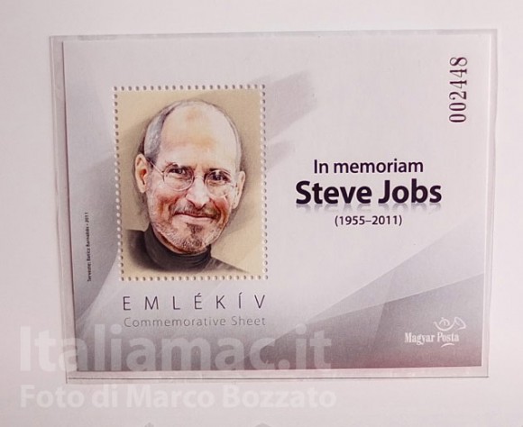 Le foto dal vero del francobollo commemorativo di Steve Jobs della Magyar Posta, il servizio postale ungherese 8