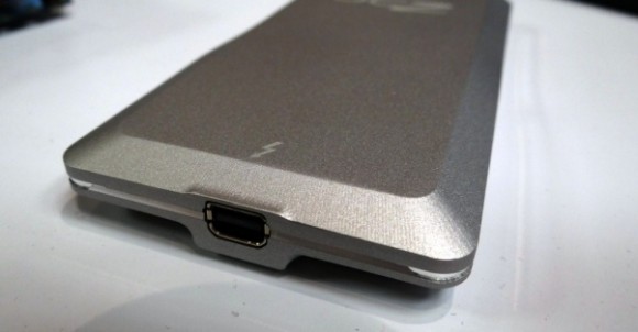 CES 2012: anteprima del nuovo SSD della OCZ con la porta Thunderbolt 2
