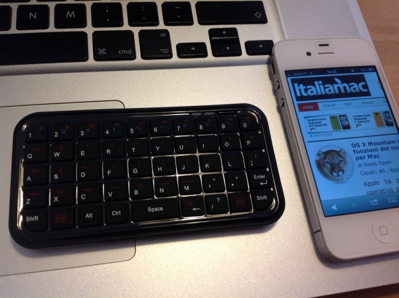 Mini Bluetooth Keyboard per iPhone e iPad 4