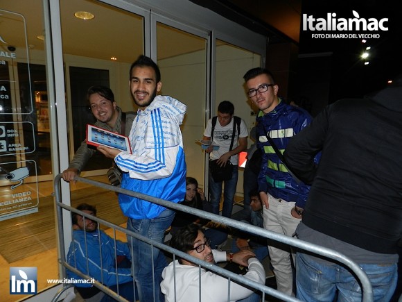 I nostri inviati all'Apple Store Campania, uno dei più popolati di questa notte. 1