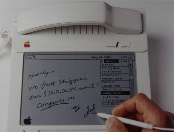 MacPhone, il telefono, tablet e touchscreen Apple del 1985. Ma c'è anche il Baby Mac, il Macintosh Studies e la Flat Screen Workstation 1