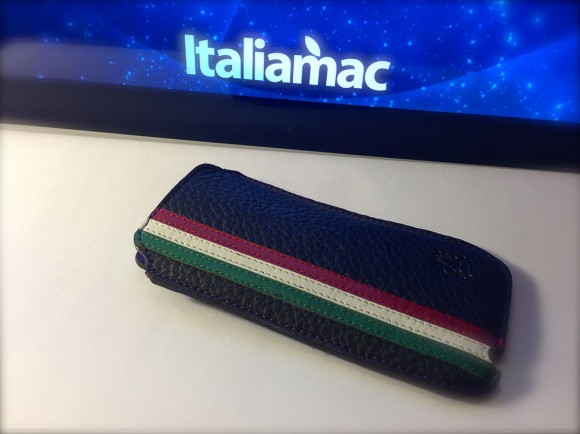 Custodia in vera pelle per iPhone, con tricolore e firmata MBcases 1