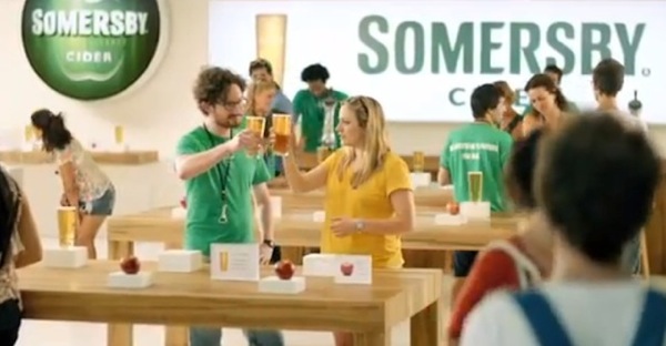 Carlsberg prende in giro Apple con lo spot "The Somersby Store" 1