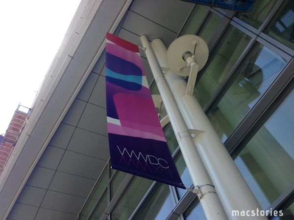 Esterno - Moscone Center pronto per il WWDC 2013