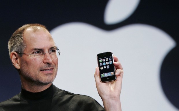 Steve_Paul_Jobs_and_his_Apple_iphone_1280x800