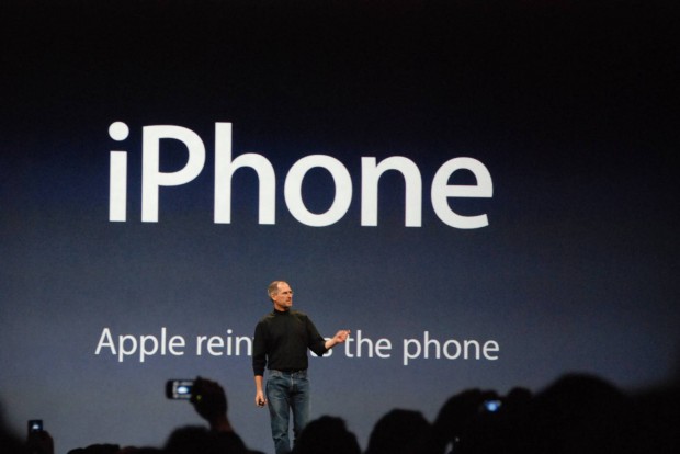 Steve_Jobs_presents_iPhone