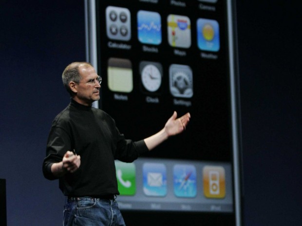 steve-jobs-iphone (1)