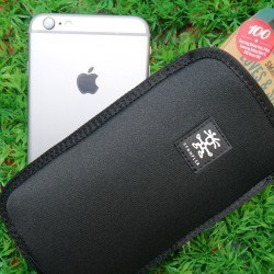 Crumpler Smart Condo 100, una cover a pochette per iPhone 6 Plus 5