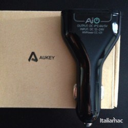 La prova di Aukey Quad-USB Port Car Charger, caricatore da auto per smartphone 1