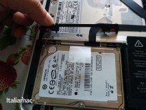 Foto istallazione SSD Crucial M500 su un MacBook Pro 5