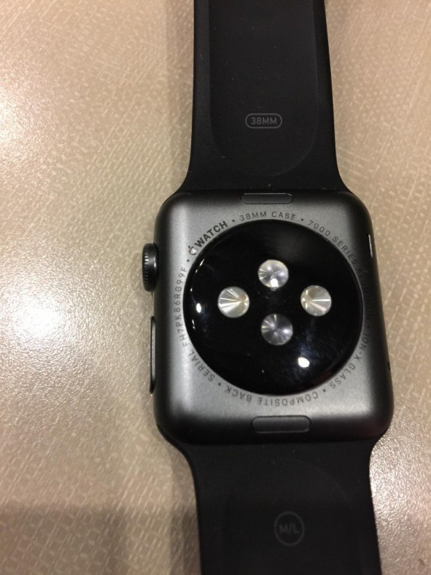 Apple-Watch-peeling-780x1040
