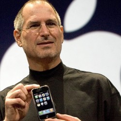 Steve Jobs mostra primo iPhone