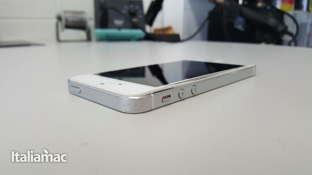 iPhone 5 gonfiato, abbiamo chiesto aiuto a iRiparo per batteria e frame 2