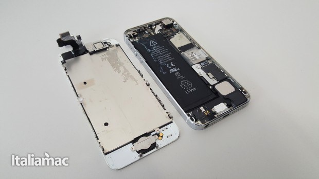 iPhone 5 gonfiato, abbiamo chiesto aiuto a iRiparo per batteria e frame 8