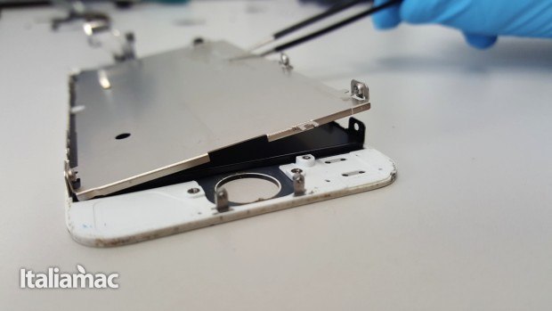 iPhone 5 gonfiato, abbiamo chiesto aiuto a iRiparo per batteria e frame 12