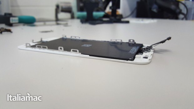 iPhone 5 gonfiato, abbiamo chiesto aiuto a iRiparo per batteria e frame 16