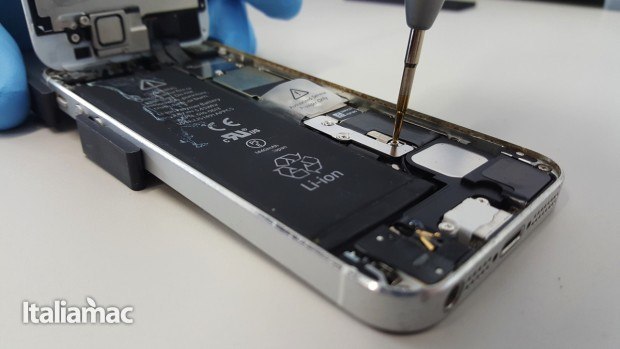 iPhone 5 gonfiato, abbiamo chiesto aiuto a iRiparo per batteria e frame 17