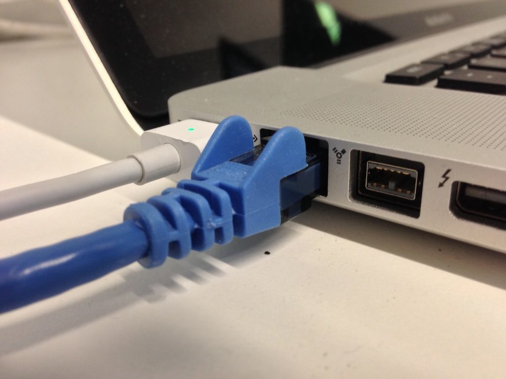 Ноутбук раздает интернет через кабель