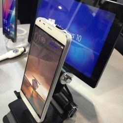 Hawk: Il primo smartphone al mondo con il proiettore presentato al MWC 5