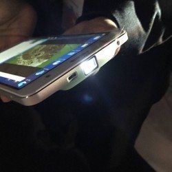 Hawk: Il primo smartphone al mondo con il proiettore presentato al MWC 13