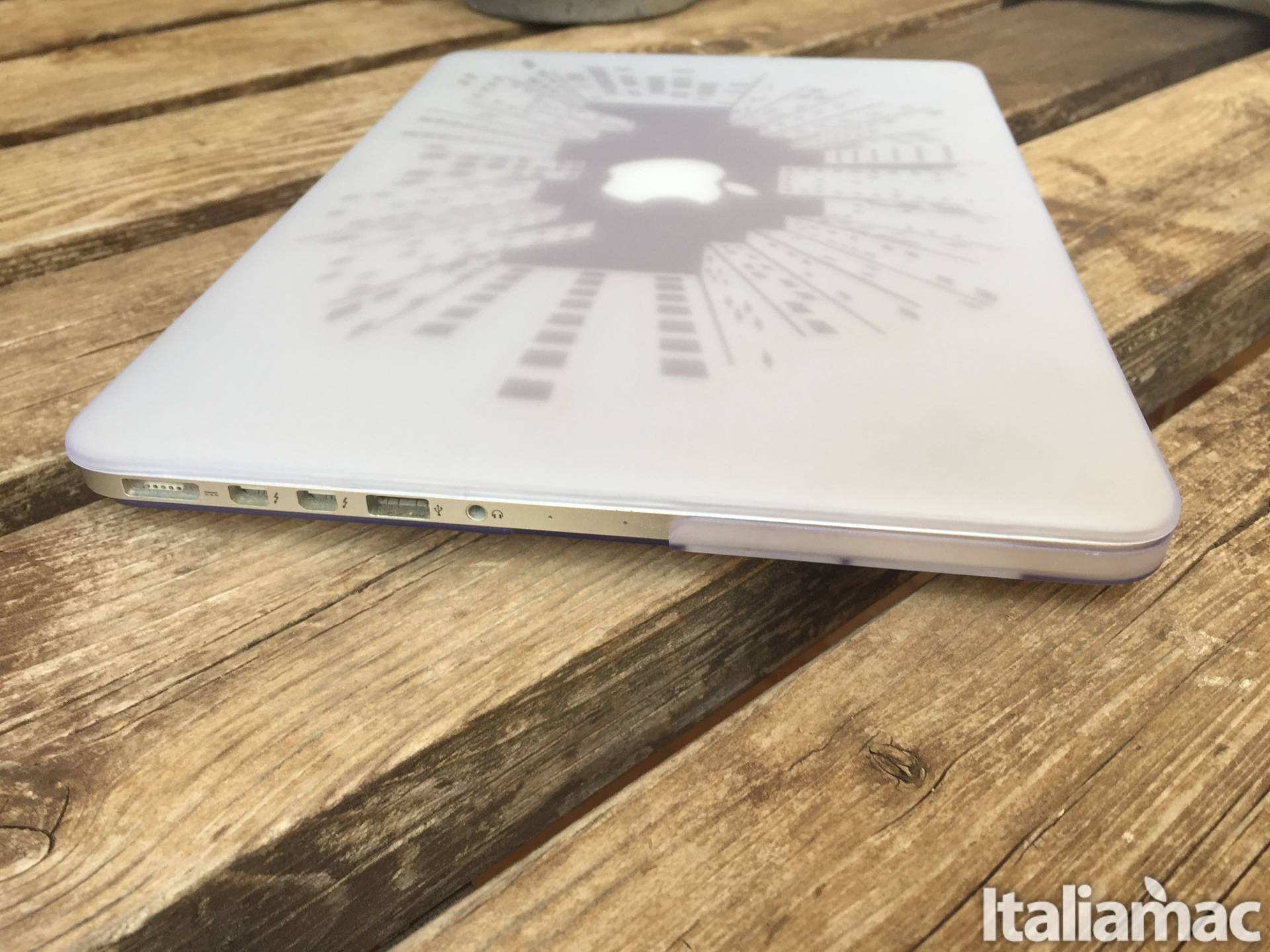 Gecko Covers Side MacBook