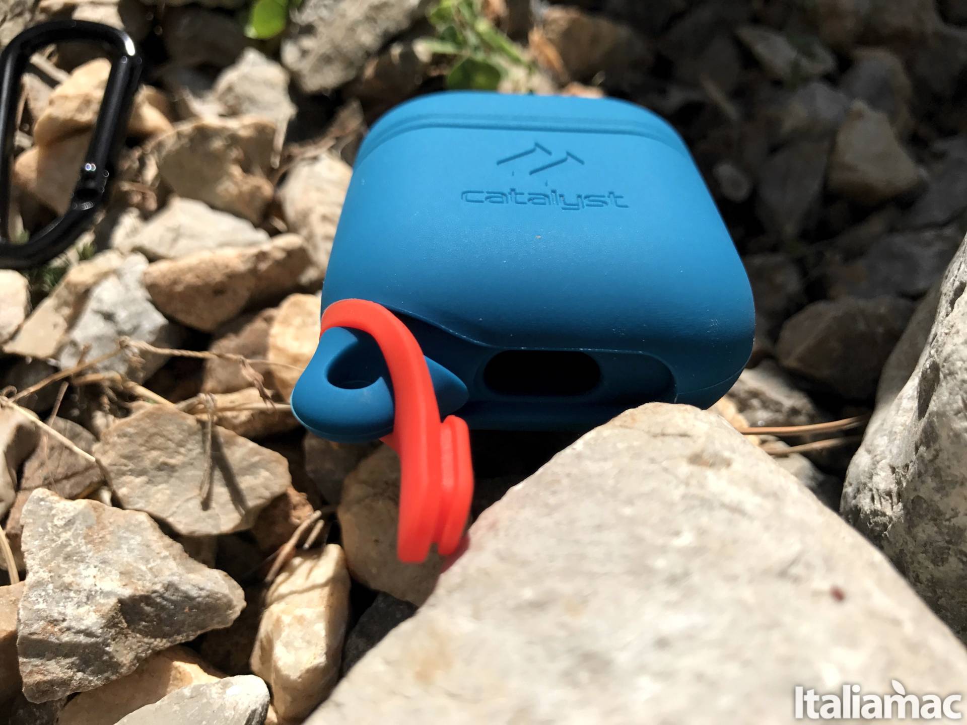 Proteggi le AirPods da cadute e schizzi d'acqua con il case di Catalyst 5