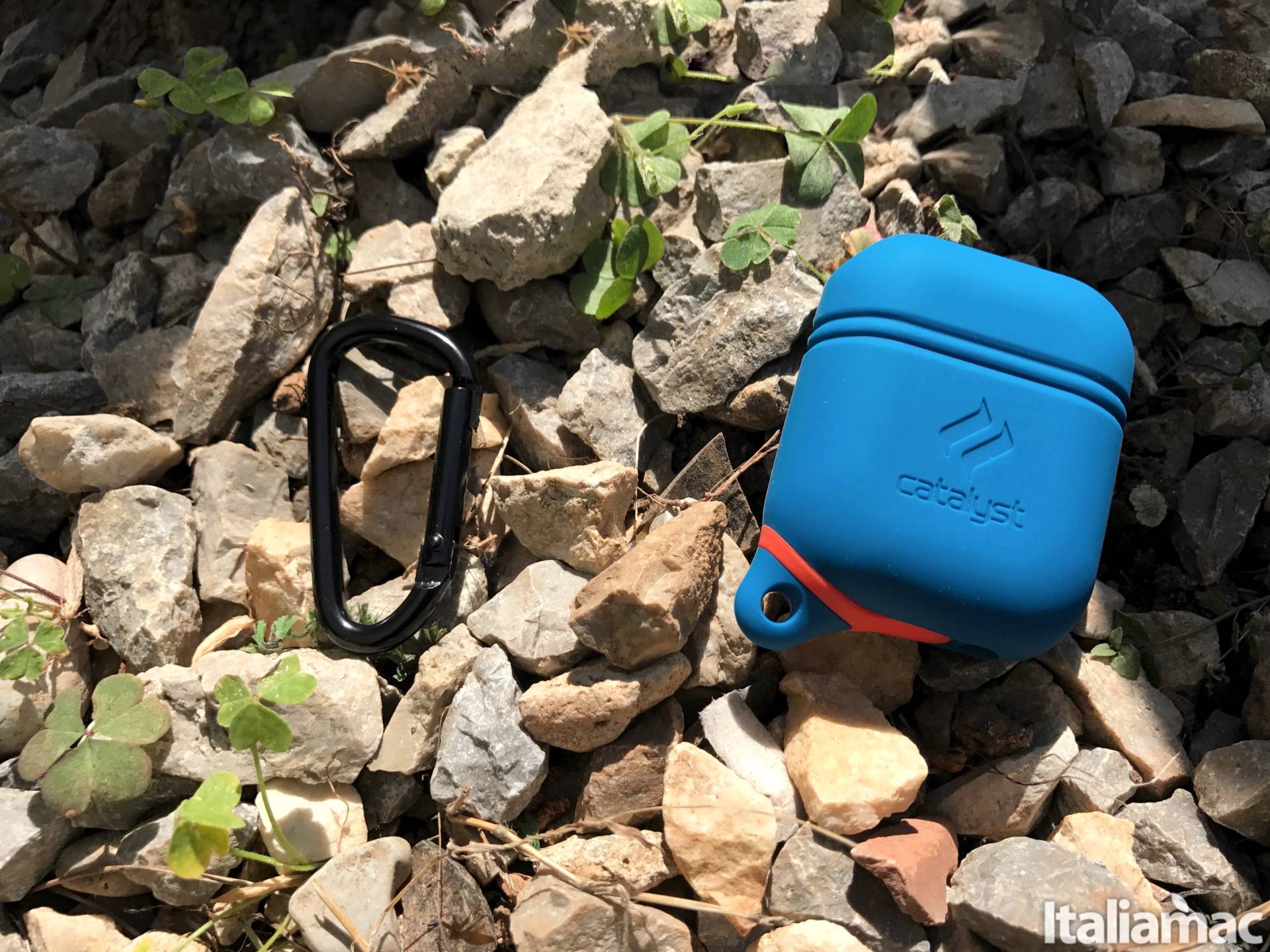 Proteggi le AirPods da cadute e schizzi d'acqua con il case di Catalyst 1