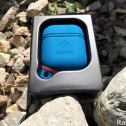 Proteggi le AirPods da cadute e schizzi d'acqua con il case di Catalyst 4