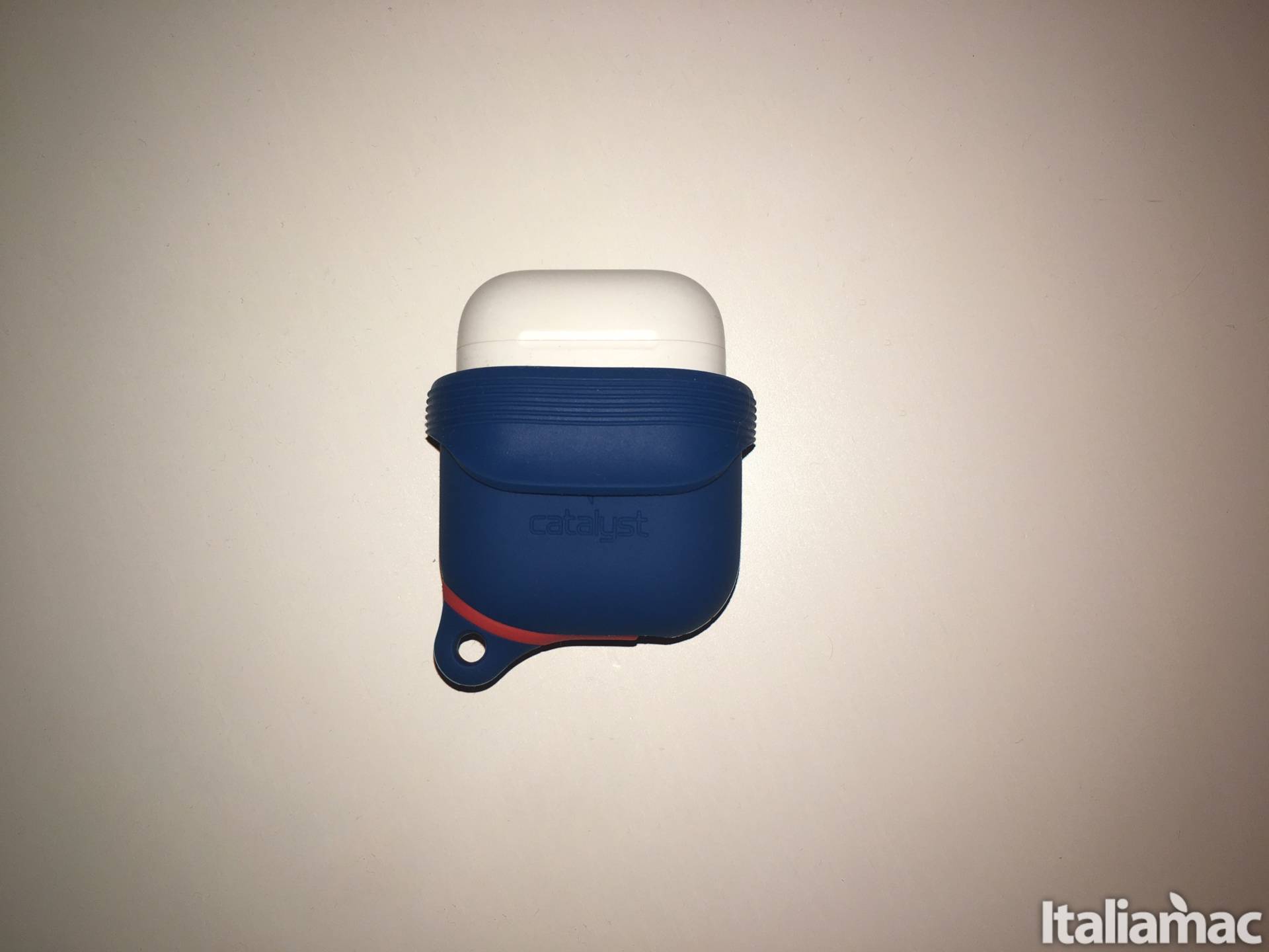 Proteggi le AirPods da cadute e schizzi d'acqua con il case di Catalyst 6