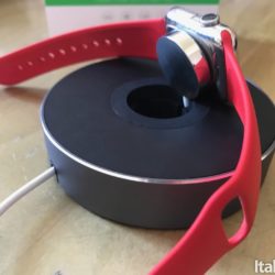 Lo stand di Ugreen per Apple Watch con raccogli cavo 9