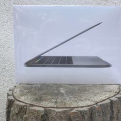 Unboxing MacBook Pro 13 pollici 2017 con Touch Bar 1