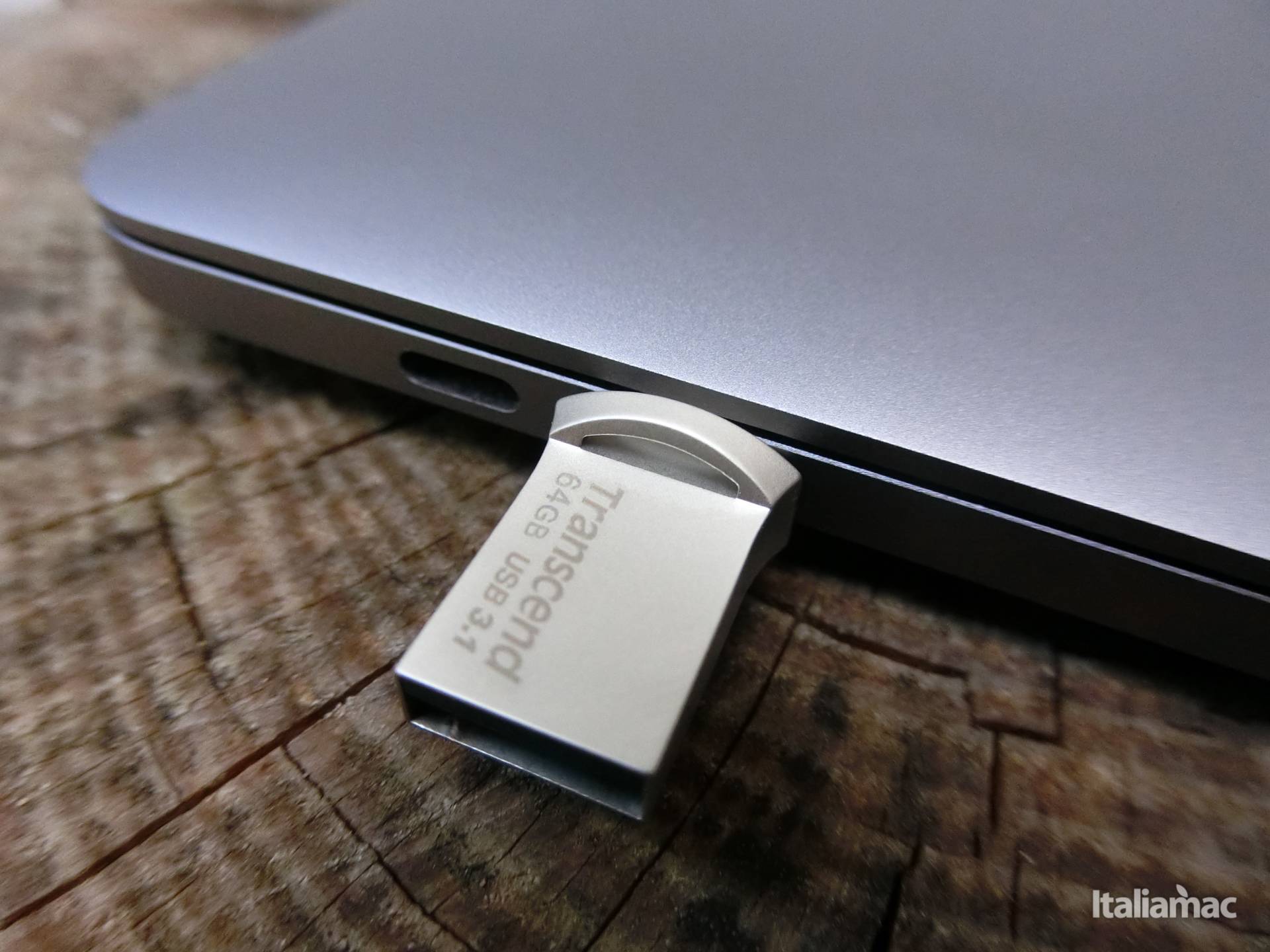 JetFlash 890S: La USB Drive con doppio connettore USB C e USB 3.0/3.1 7