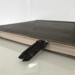 Book Book Vol 2: Il case a libro in vera pelle per MacBook Pro di TwelveSouth 10