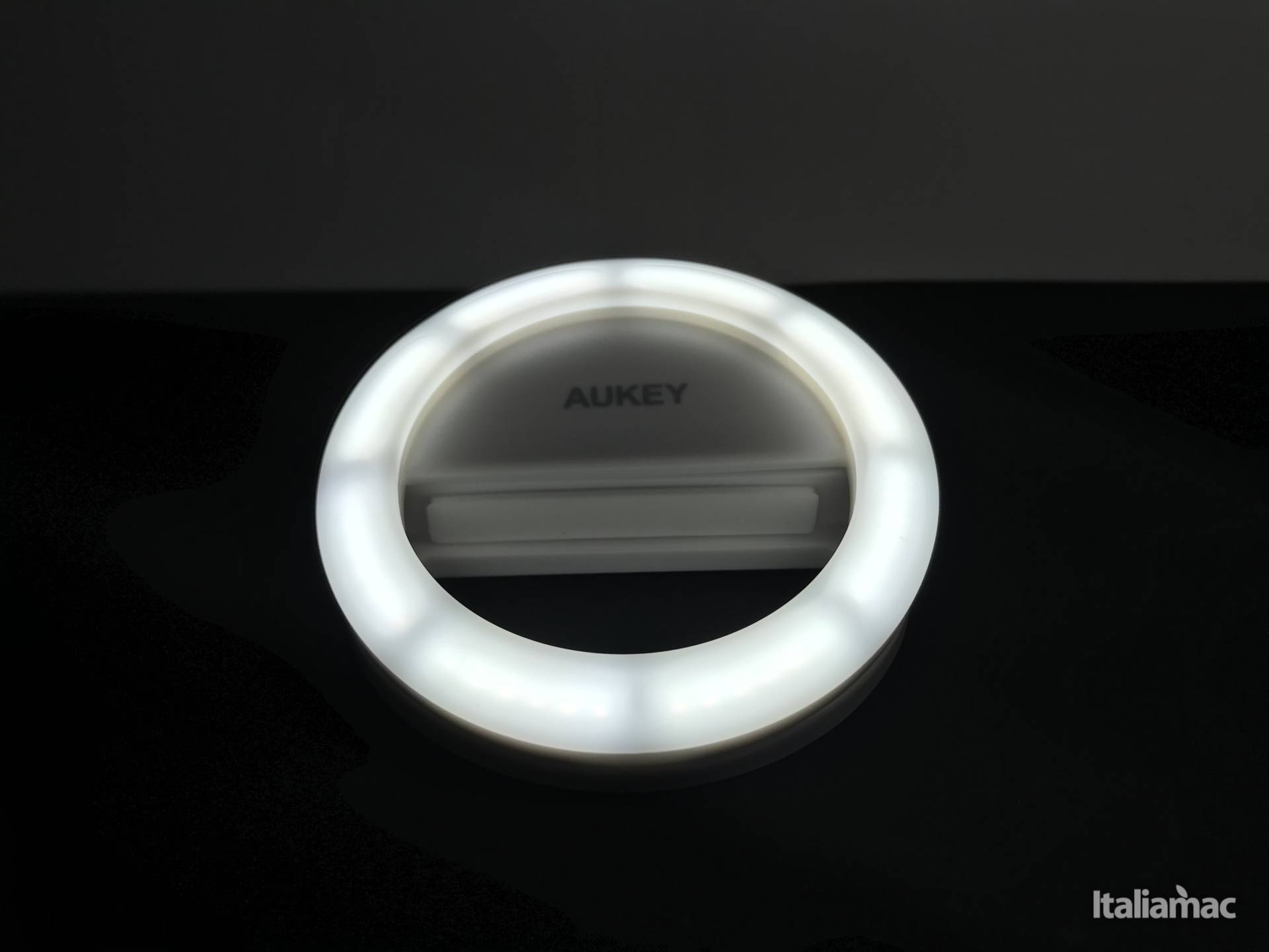 Selfie Ring di Aukey: Un faro LED per i selfie in notturna 4