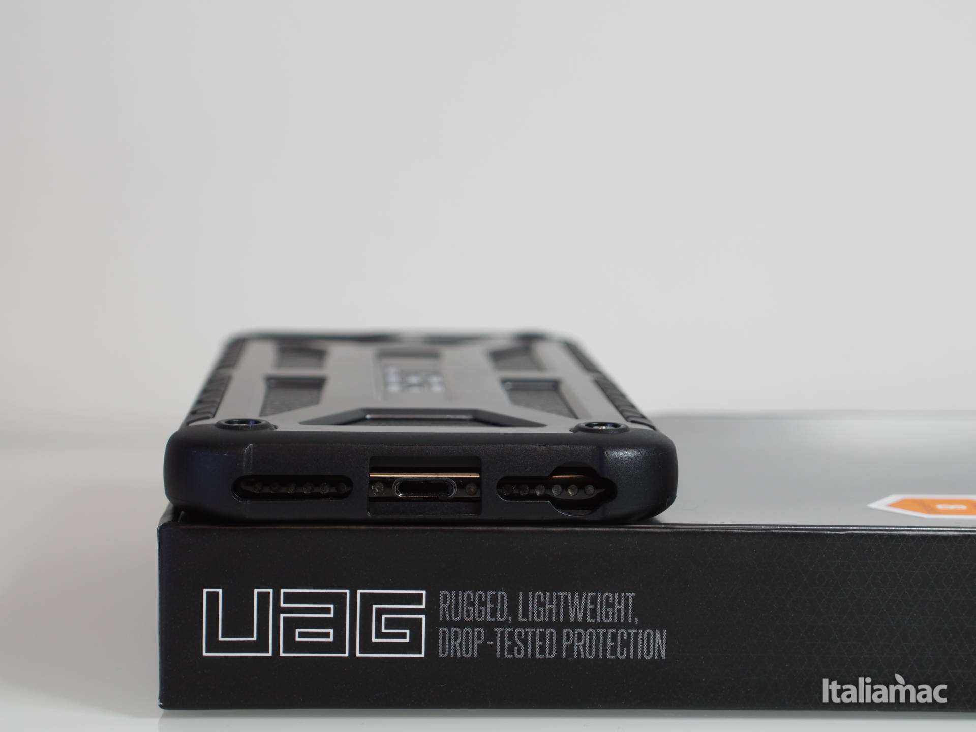 UAG Monarch: La custodia a 5 strati con certificazione militare 6