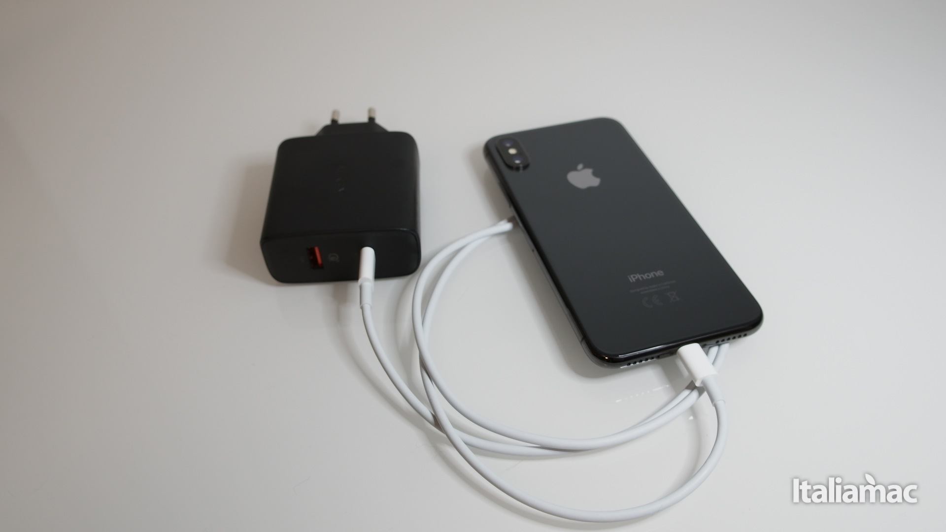 Caricabatterie Aukey USB-C per caricare rapidamente iPhone 8/Plus/X 5