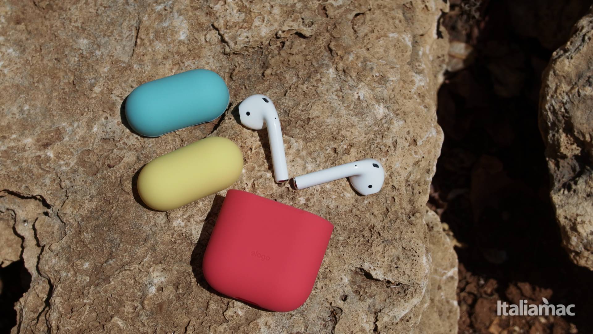 Elago Italian Rose e Coral Blu: Il case in silicone morbido per AirPods 1