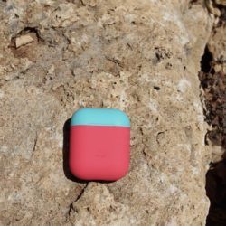 Elago Italian Rose e Coral Blu: Il case in silicone morbido per AirPods 8